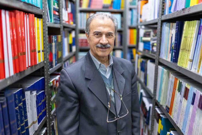 مرد حساب، اهل کتاب