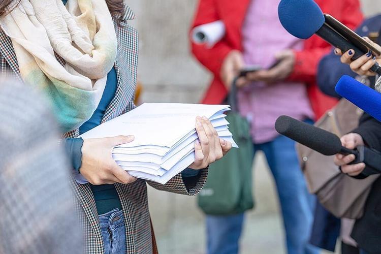 نتایج یک پژوهش: چرا روزنامه‌نگاران پیشنهادهای روابط‌عمومی تولیدشده با هوش مصنوعی را کمتر می‌پذیرند؟